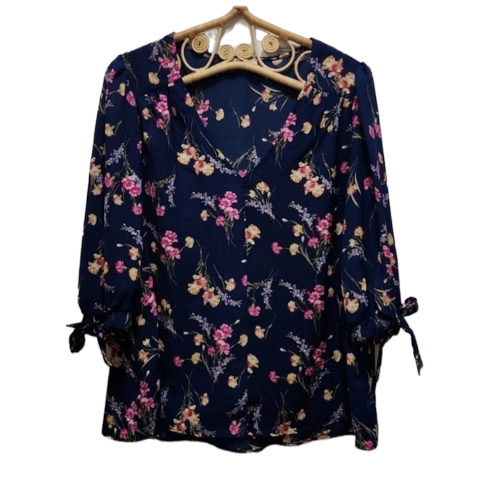 ⭐️Olive & Leaf blue floral top size M